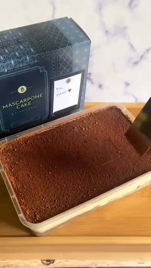 Mascarpone Cake branded box and tray